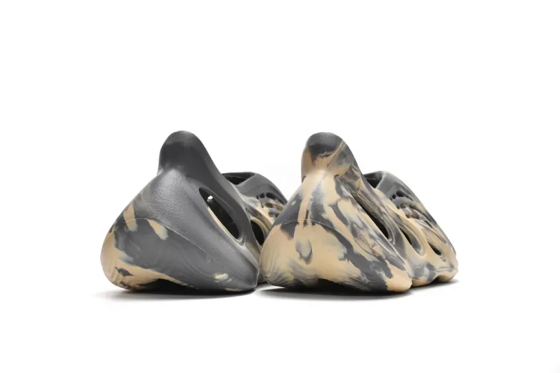 adidas Yeezy Foam Runner Youth Size 5 MXT Moon Grey GV7904