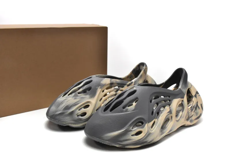 adidas Yeezy Foam Runner Youth Size 5 MXT Moon Grey GV7904