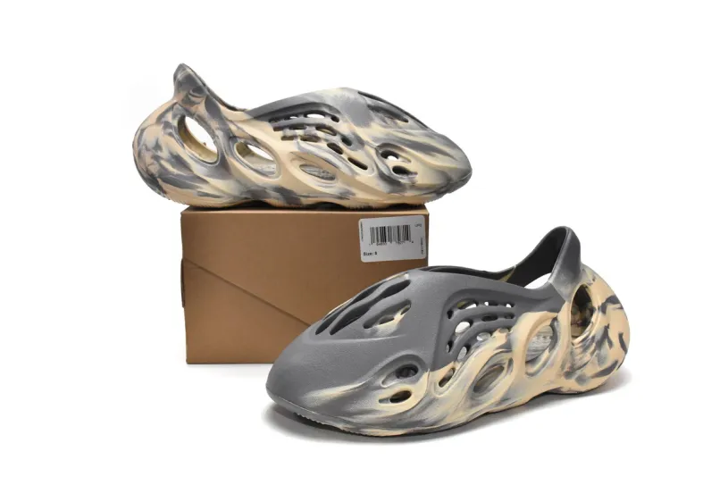 adidas Yeezy Foam Runner Youth Size 5 MXT Moon Grey GV7904