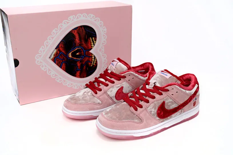 Dunk Low StrangeLove Skateboards (Special Box) CT2552-800