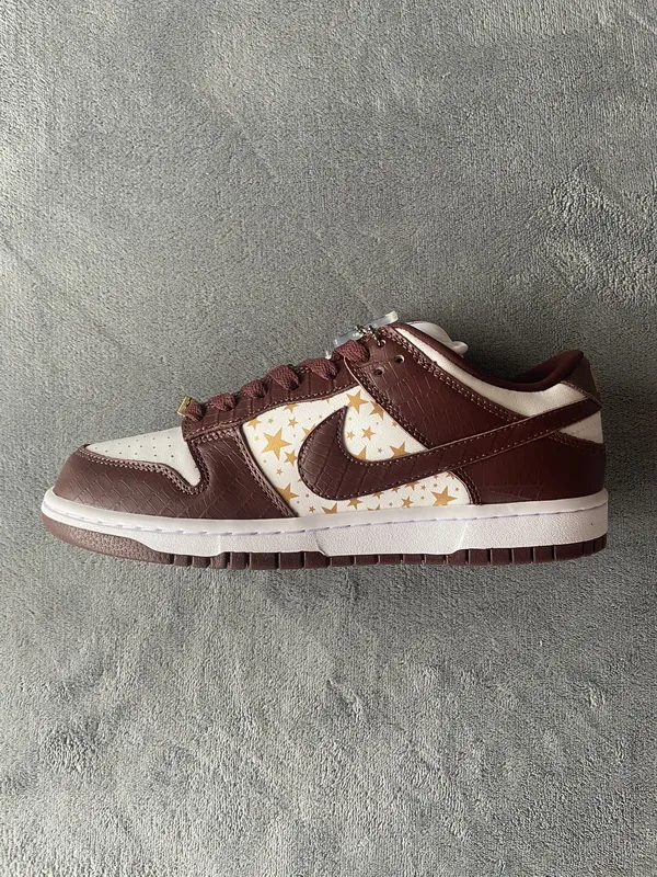 Supreme x Nike SB Dunk Low "Brown Stars” DH3228-103