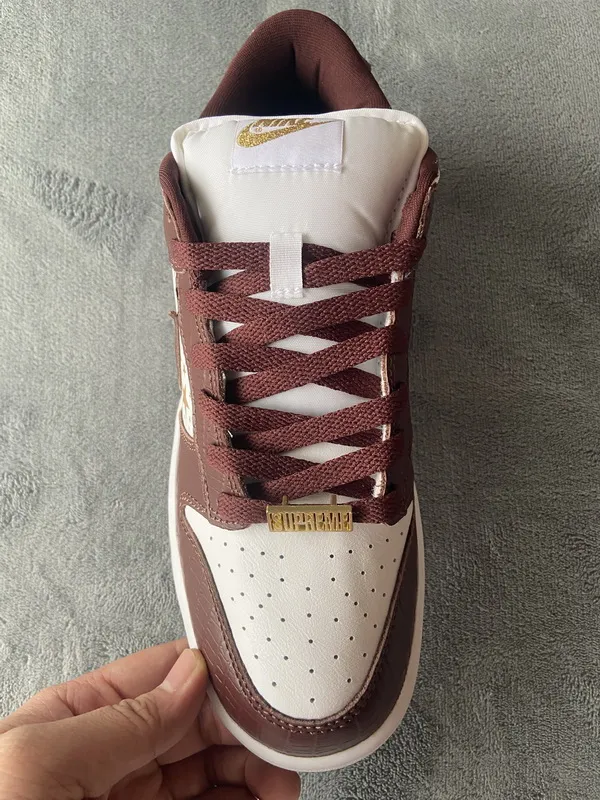 Supreme x Nike SB Dunk Low "Brown Stars” DH3228-103