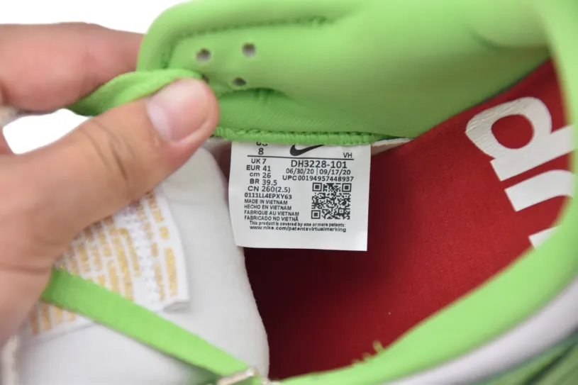 Supreme x Nike SB Dunk Low "Green Stars” DH3228-101